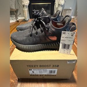 Brand new with tags Yeezy 350 v2 mono cinder size 5 men’s = women’s 6.5